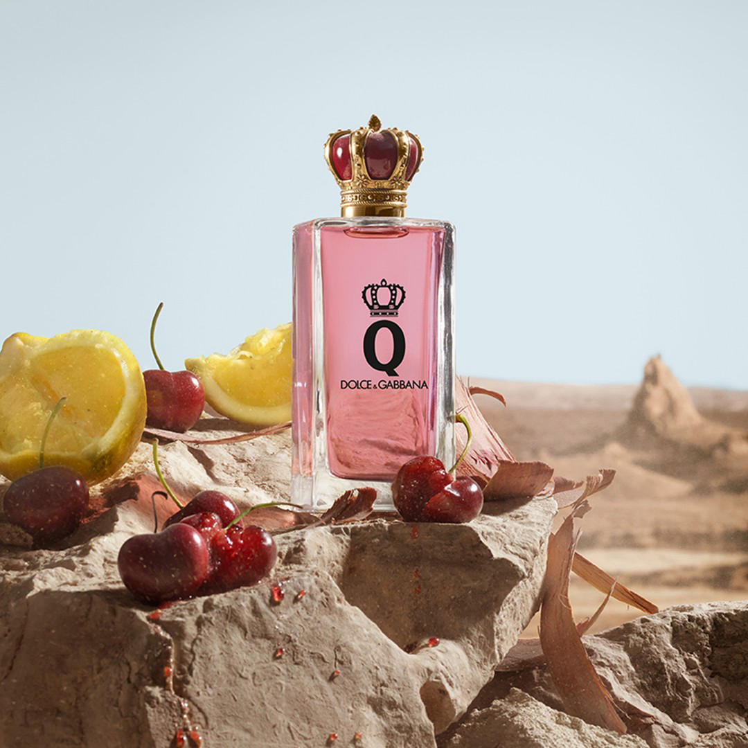 La nouvelle Eau de Parfum Q by #dolcegabbana_beauty, créée par Daphne Bugey, est une fragrance compo